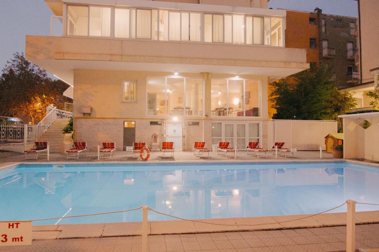 Hotel Beverly Rimini Exteriör bild